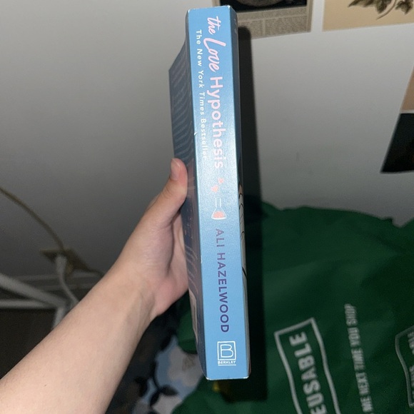 the love hypothesis by ali hazelwood brand new never read before - Picture 2 of 3